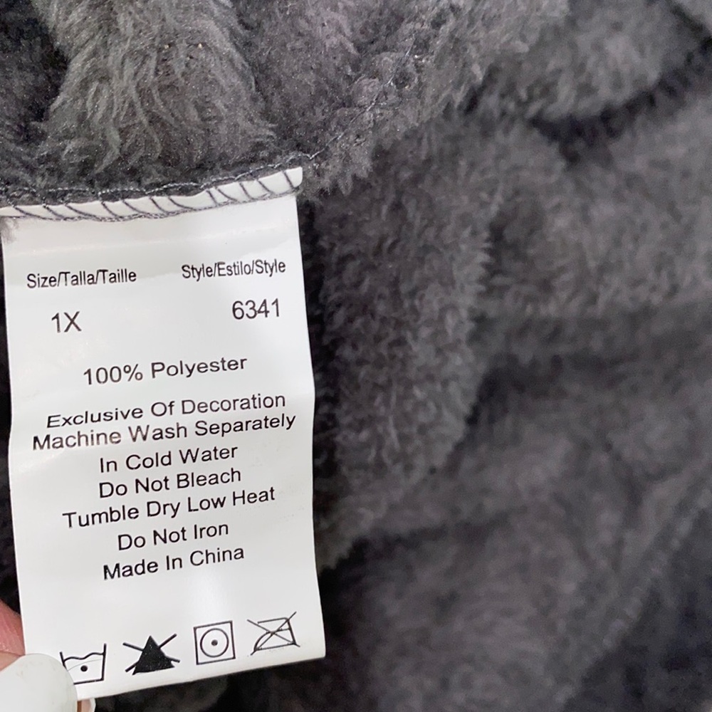 Gray Plush Robe for Ultimate Comfort - Picture 5 of 6